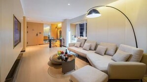 Ein modernes Wohnzimmer mit einer Couch, einem Couchtisch und einer Lampe.