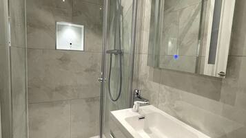 Secador de pelo y toallas