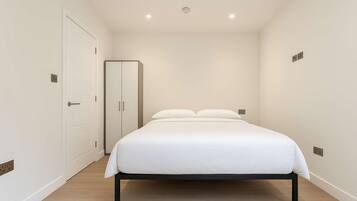 1 dormitorio, escritorio, tabla de planchar con plancha y wifi