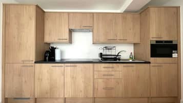 Køleskab, mikrobølgeovn, kogeplade, køkkentøj/tallerkener/redskaber