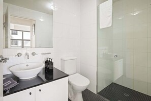 Dusche, Haartrockner, Handtücher, Shampoo