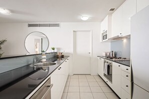 Refrigerador, microondas, horno, placa de cocina