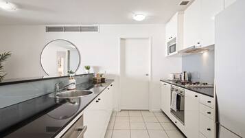 Refrigerador, microondas, horno, placa de cocina