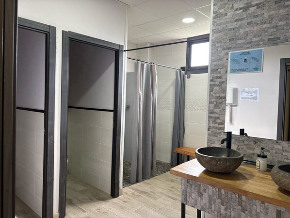 Shower, soap, toilet paper - Hostel Azul Cielo (O Pino)