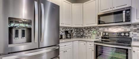 Refrigerador, microondas, horno, placa de cocina