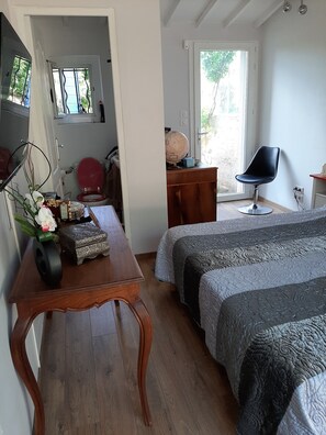 5 bedrooms, iron/ironing board, WiFi, bed sheets