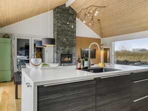 Refrigerador, microondas, lavavajillas y utensilios de cocina