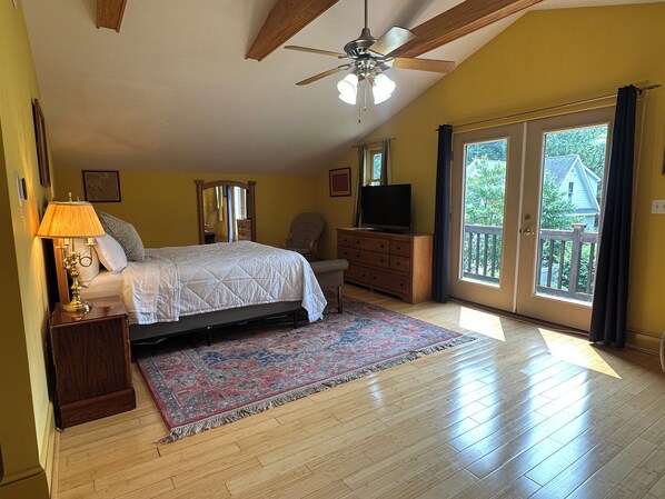 4 bedrooms, desk, iron/ironing board, free WiFi