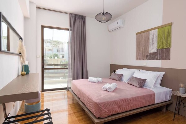 4 عدّة غرف نوم وخزنة داخل الغرفة وتجهيزات عازلة للصوت وواي فاي مجانًا