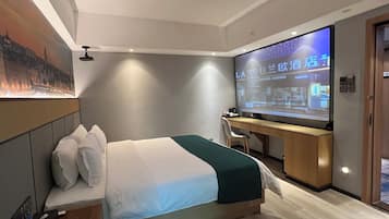 Habitació doble Deluxe, vistes a la ciutat | Cortines opaques, planxa i posts de planxar i wifi gratuïta