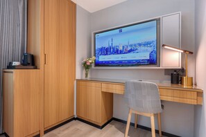 Habitación empresarial con 2 camas individuales, vista a la ciudad | Cortinas blackout, tabla de planchar con plancha y wifi gratis 