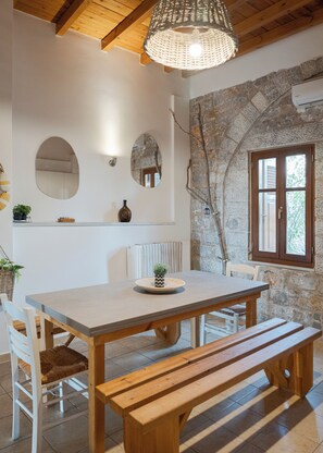 Deluxe Villa, Balcony, Sea View | Dining room