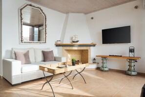 Vila luxo, sacada, vista para o mar | Área de estar | Smart TV 42 polegadas com canais via satélite