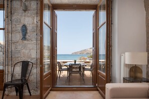 Villa Deluxe, balcone, vista mare | Area soggiorno | Smart TV 42 pollici con canali satellitari
