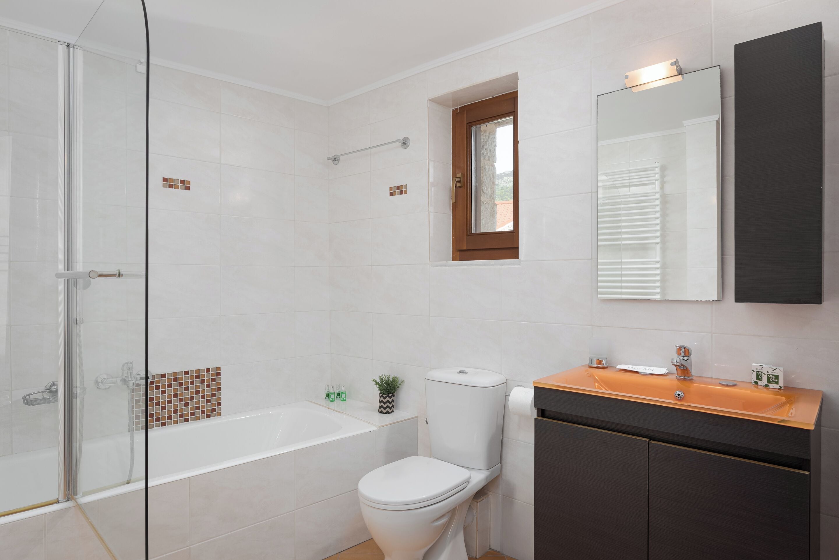 Deluxe Villa, Balcony, Sea View | Bathroom | Eco-friendly toiletries