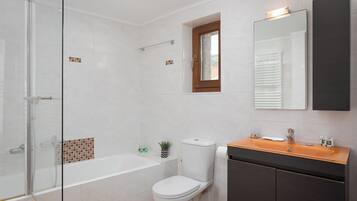 Deluxe Villa, Balcony, Sea View | Bathroom | Eco-friendly toiletries