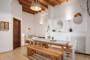 Deluxe Villa, Balcony, Sea View | In-room dining