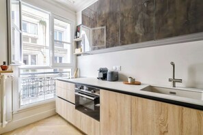Een koelkast, een microgolfoven, een oven, een kookplaat