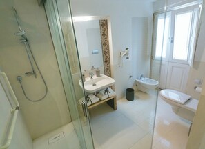 Douche, sĂšche-cheveux, bidet, serviettes fournies