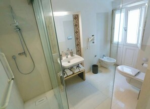 Douche, sèche-cheveux