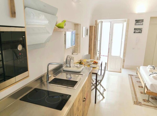 Réfrigérateur, micro-ondes, four, plaque de cuisson