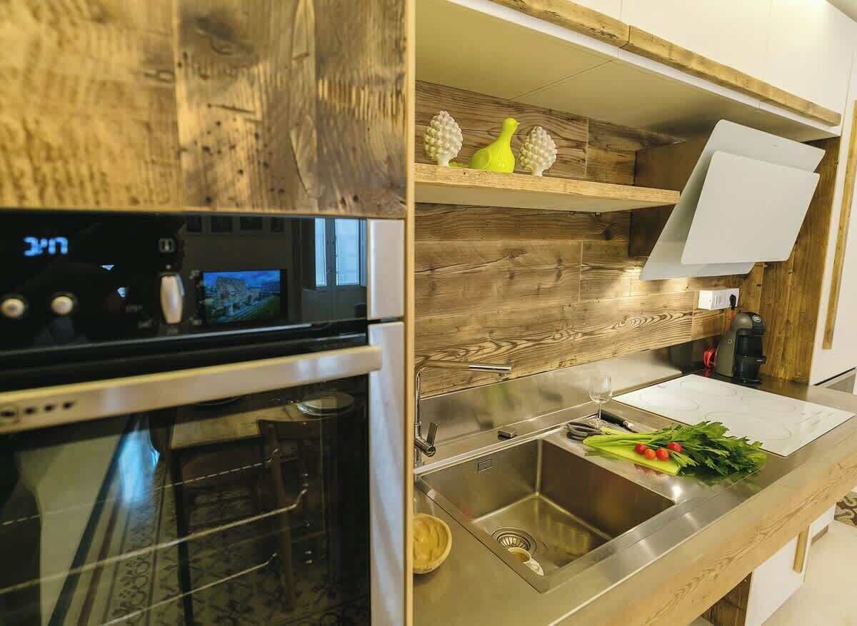 Frigorifero, microonde, forno, piano cottura