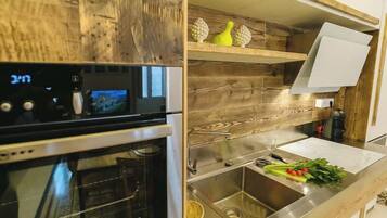 Frigorifero, microonde, forno, piano cottura