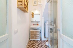 Een douche, een haardroger, toiletpapier
