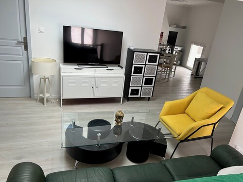 Chateau apartment, quiet location close to tourist attractions. Dogs welcome
