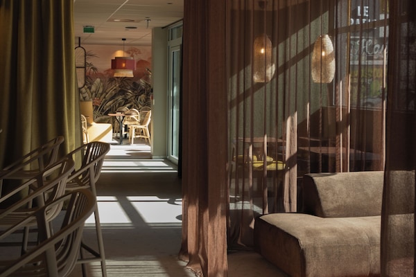 Lobby lounge