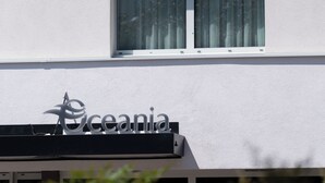 Un bâtiment sur lequel on peut lire l’inscription « Oceania » et dont une fenêtre est ornée de rideaux.