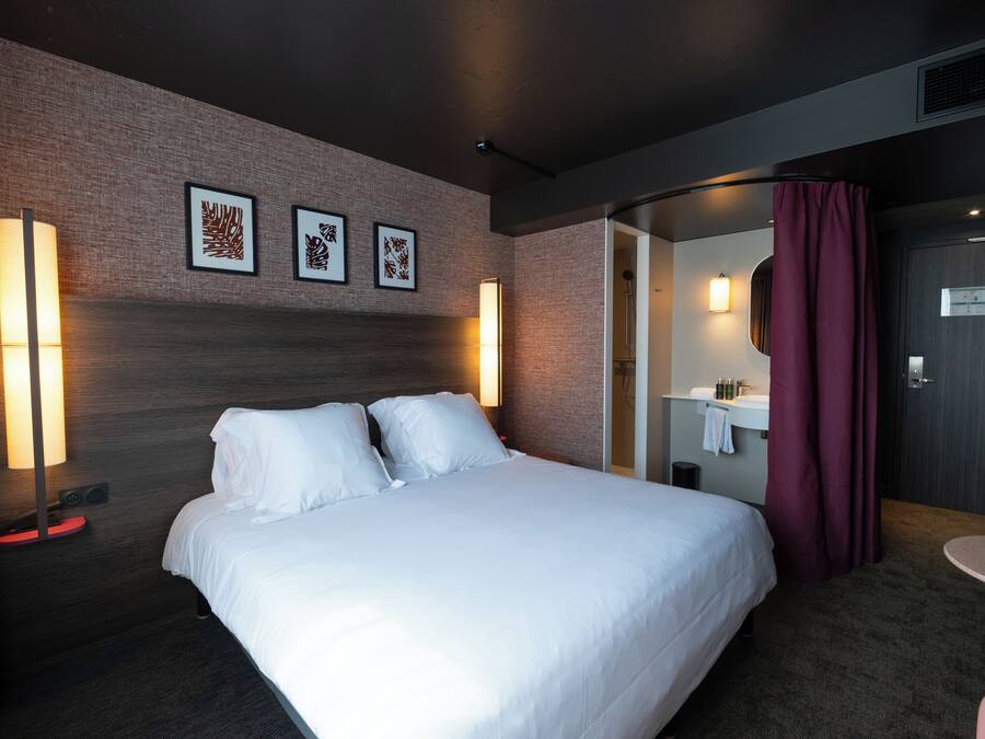 Comfort Double or Twin Room | Laptop workspace, blackout drapes, soundproofing, iron/ironing board