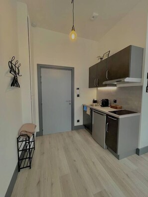 Kühlschrank, Mikrowelle, Wasserkocher mit Kaffee-/Teezubehör