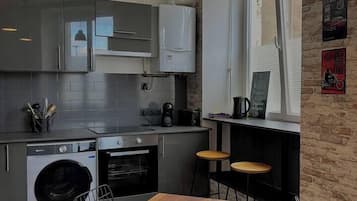 Een koelkast, een microgolfoven, een oven, een kookplaat