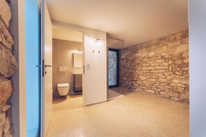 Douche, baignoire à jets, sèche-cheveux, bidet