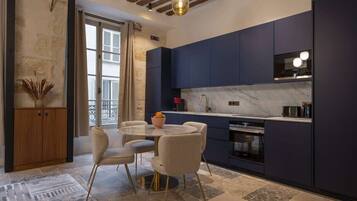 Een koelkast, een microgolfoven, een oven, een kookplaat