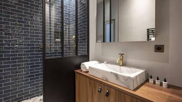 Een douche, een haardroger, handdoeken