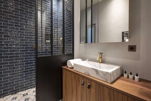 Douche, sĂšche-cheveux, serviettes fournies