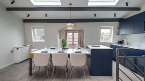 A modern kitchen with a central island, skylights, and a view of the city. - Notre-Dame Family Retreat - Authentic Paris Duplex (Paris)