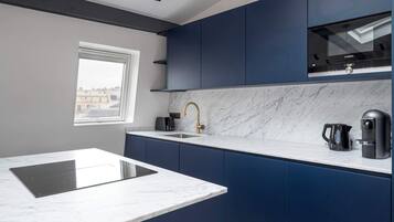 Een koelkast, een microgolfoven, een oven, een kookplaat