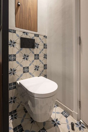 Douche, sèche-cheveux, serviettes fournies, shampoing