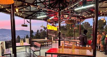 The Golden Leaves Cafe And Cottages