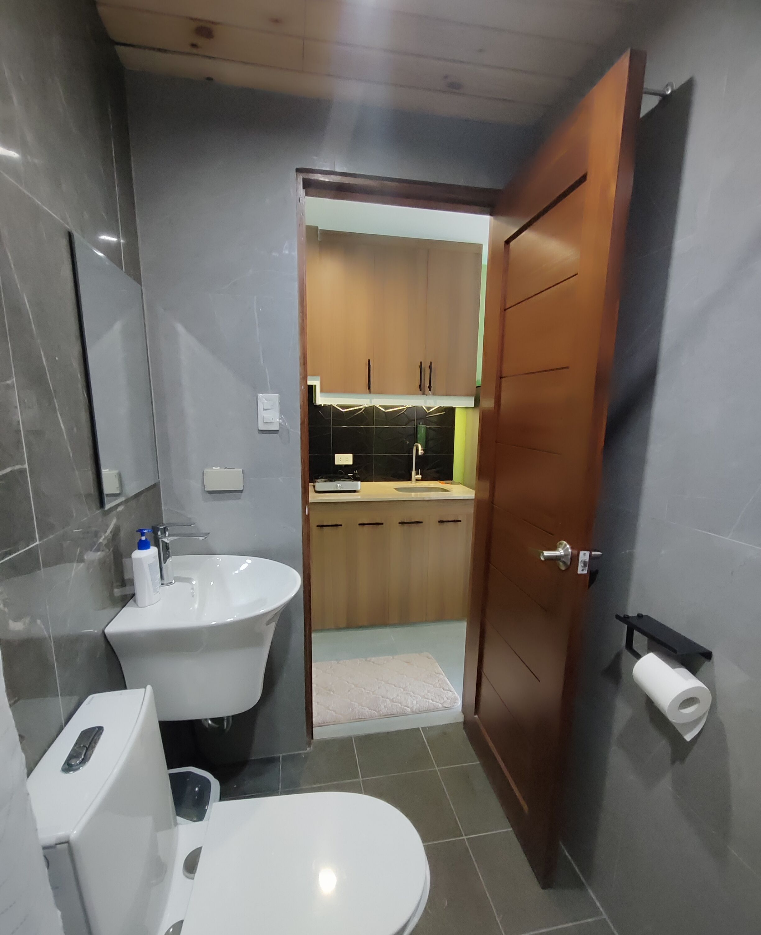 Shower, bidet, towels, soap