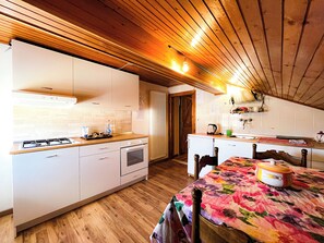Kjøleskap, ovn, kokeplater og kaffetrakter/tekoker