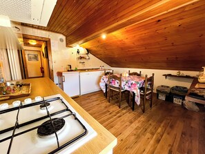 Réfrigérateur, four, plaque de cuisson, cafetière/bouilloire