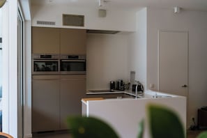 Een koelkast, een microgolfoven, een oven, een kookplaat