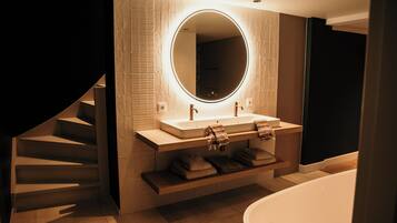 Een haardroger, handdoeken, zeep, shampoo