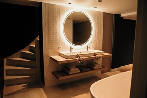 Séchoir à cheveux, serviettes fournies, savon, shampooing