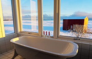 Vila, várias camas, vista parcial para o oceano | Parte interna