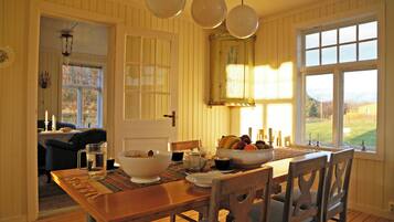 Villa - flere senge - delvis havudsigt | Spiseområde